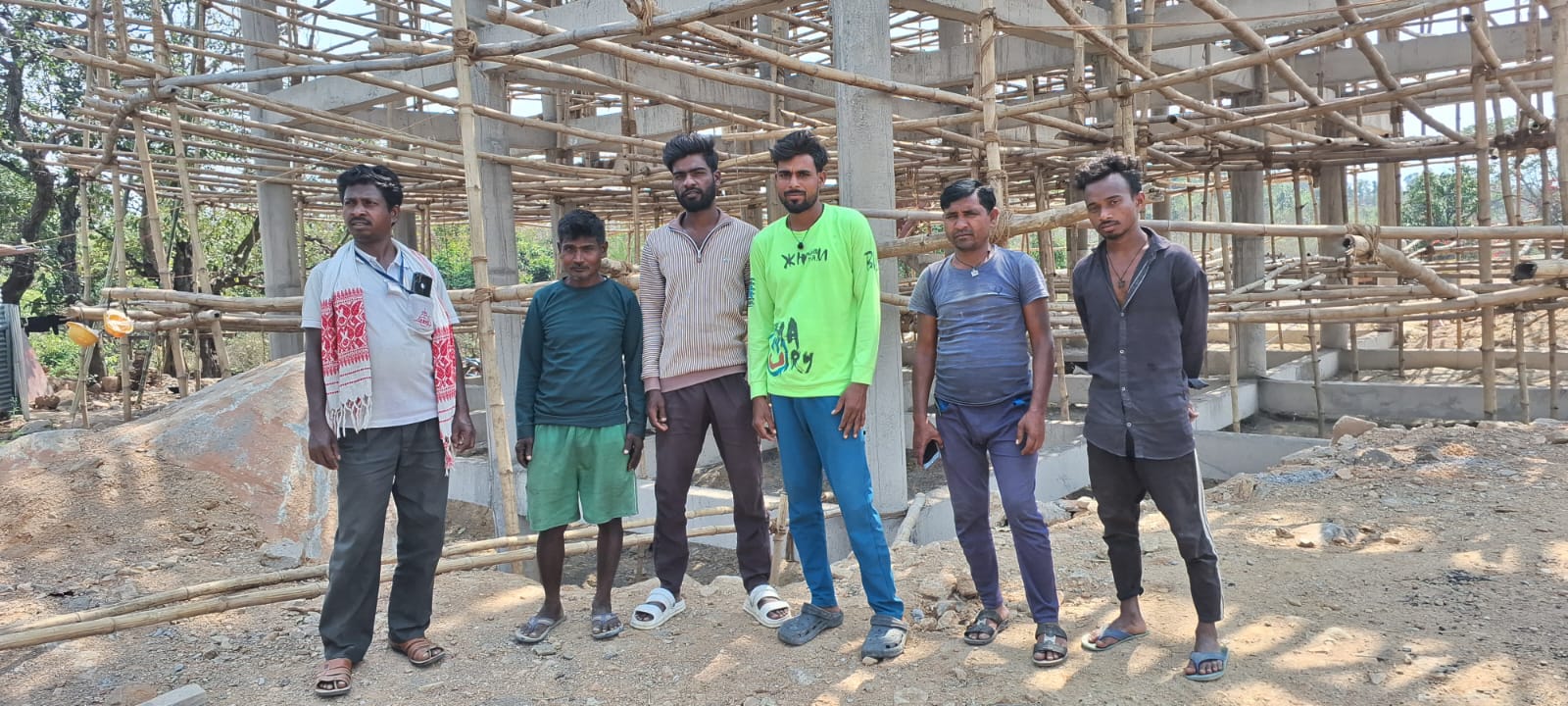 Potka : बिना सेफ्टी बेल्ट के 90 फीट की ऊंचाई पर कार्य करने से मजदूरों ने किया इनकार