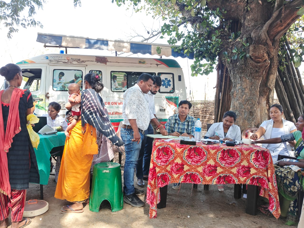 West Singhbhum: कोलायसाई में सामुदायिक स्वास्थ्य शिविर का आयोजन, 155 लोगों का हुआ उपचार