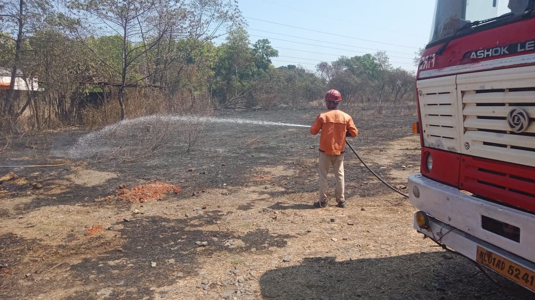 Gamharia: बंद पड़ी कंपनी के झाड़ियों में लगी आग, आग के चपेट में आई पांच एकड़ भूमि