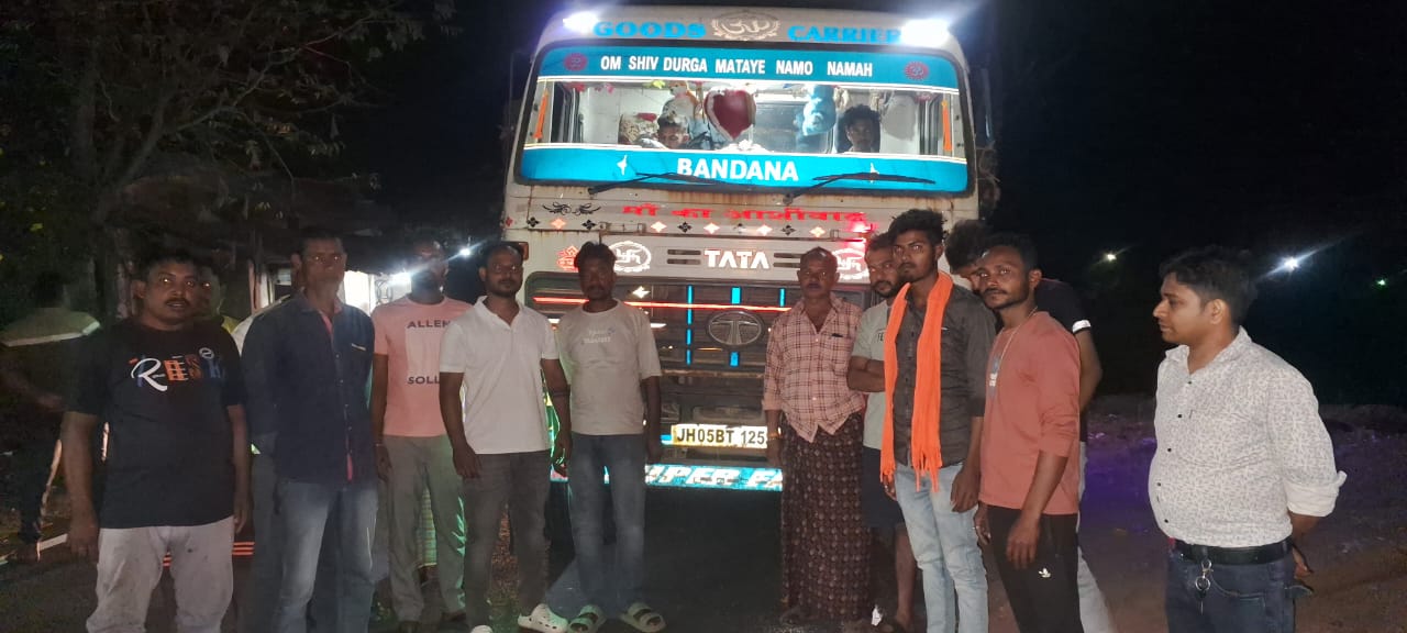 Potka: ग्रामवासियों ने पकड़ा अवैध हाइवा, खनन विभाग से की कार्रवाई की मांग