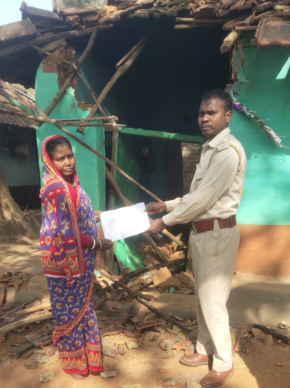 Chakulia : लोधाशोली में एक हाथी ने तीन घरों को तोड़ा, दहशत में ग्रामीण