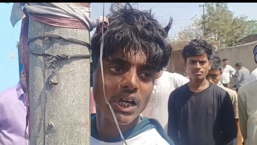 Dhanbad : लोगों ने बाइक चोर को रंगे हाथ पकड़ा, की पिटाई, पुलिस के हवाले किया