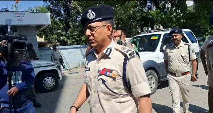 Seraikela : आईईडी ब्लास्ट में घायल सीआरपीएफ जवानों से आईजी अखिलेश झा ने की मुलाकात