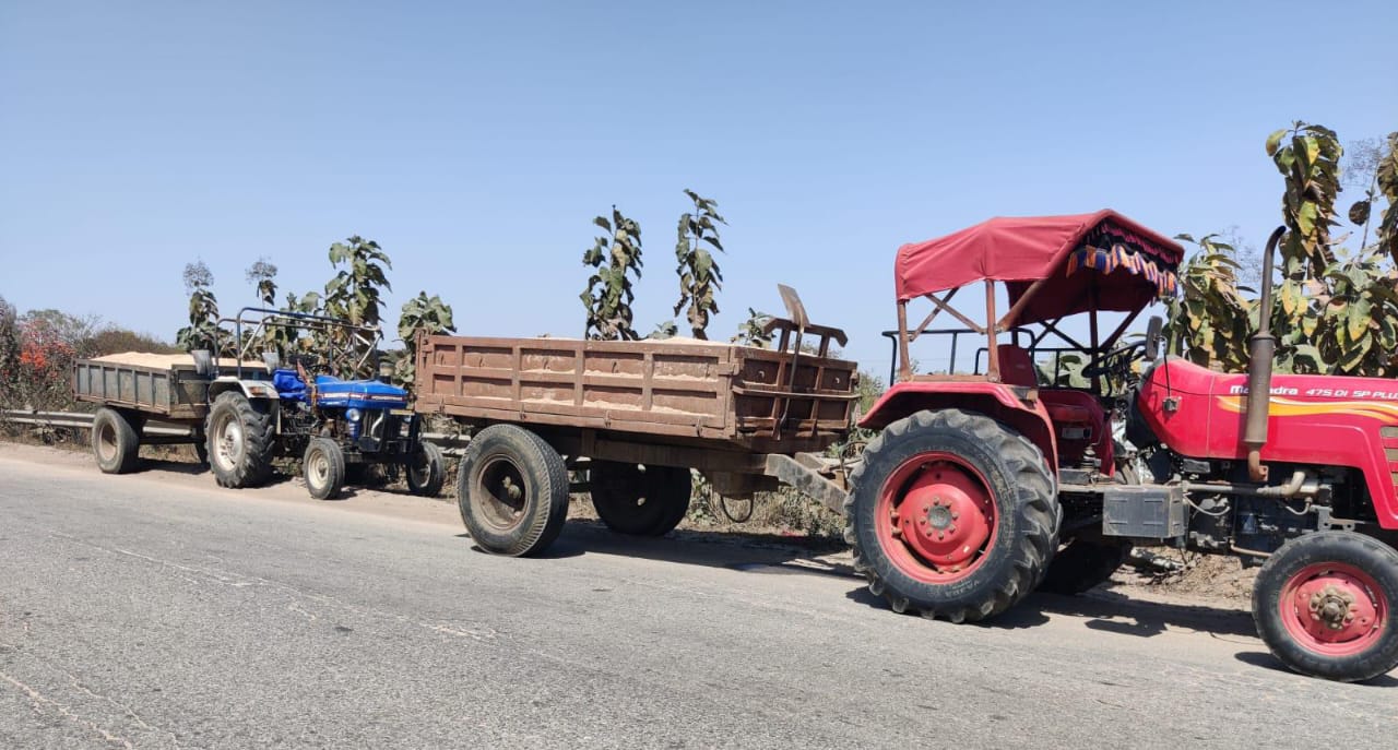 Seraikela : छोटा चुनचुनरिया में खनन विभाग ने की छापामारी, 4 ट्रैक्टर बालू जब्त