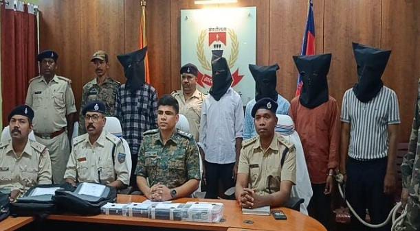 Saraikela: भारत फाइनेंस कंपनी के कलेक्शन एजेंट के साथ फर्जी लूटकांड का खुलासा, पांच गिरफ्तार