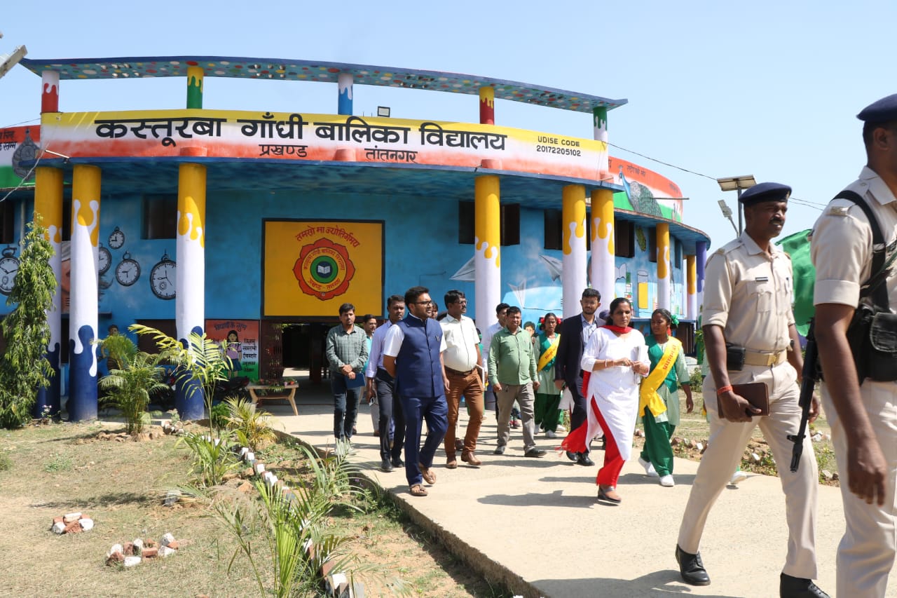 West Singhbhum: कस्तूरबा गांधी बालिका विद्यालय का उपायुक्त ने किया निरीक्षण, संसाधनों के बेहतर क्रियान्वयन के निर्देश