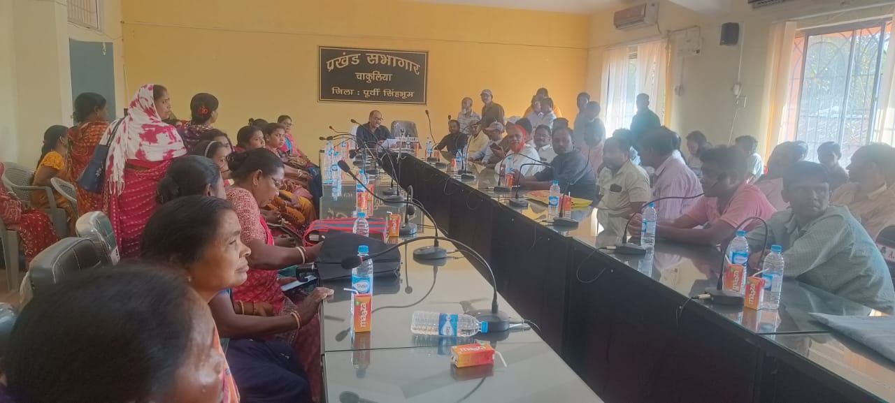 Chakulia: प्रखंड आपूर्ति पदाधिकारी की जन वितरण प्रणाली दुकानदारों के साथ बैठक, तेज़ वितरण की योजना