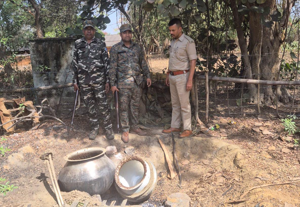 Saraikela: सरायकेला में अवैध शराब अड्डे पर छापेमारी,  300 किलोग्राम महुआ नष्ट – दो आरोपियों के खिलाफ मामला दर्ज