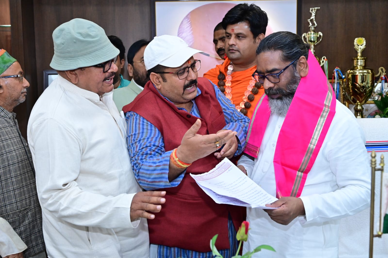 Deoghar: बस स्टैंड शिफ्टिंग से समाज को होगा नुकसान, दिनेशानंद झा ने सीएम से की अपील