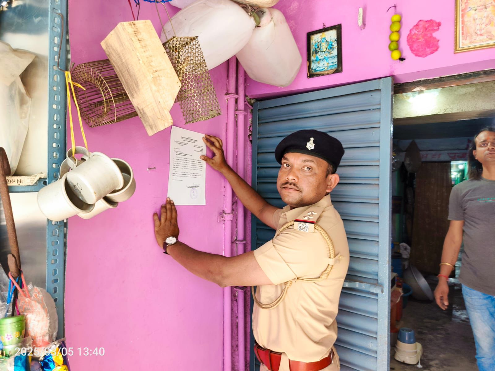 Jadugora: जादूगोड़ा में फरार आरोपी के घर पर इश्तेहार चिपकाया