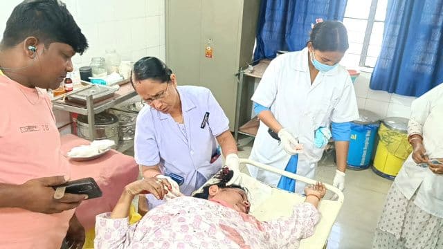 Gamharia : हाइवा की टक्कर से स्कूटी सवार महिला घायल