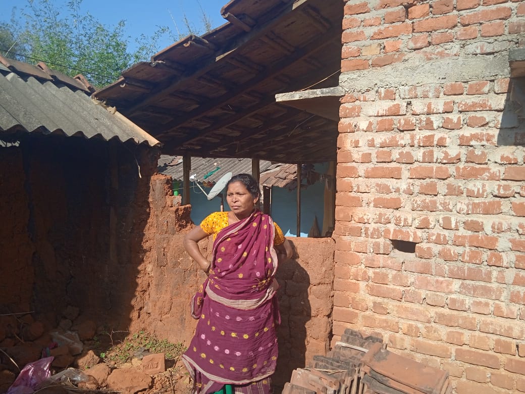 Chakulia : लोधाशोली में हाथी का उत्पात जारी, दो घरों को तोड़ा