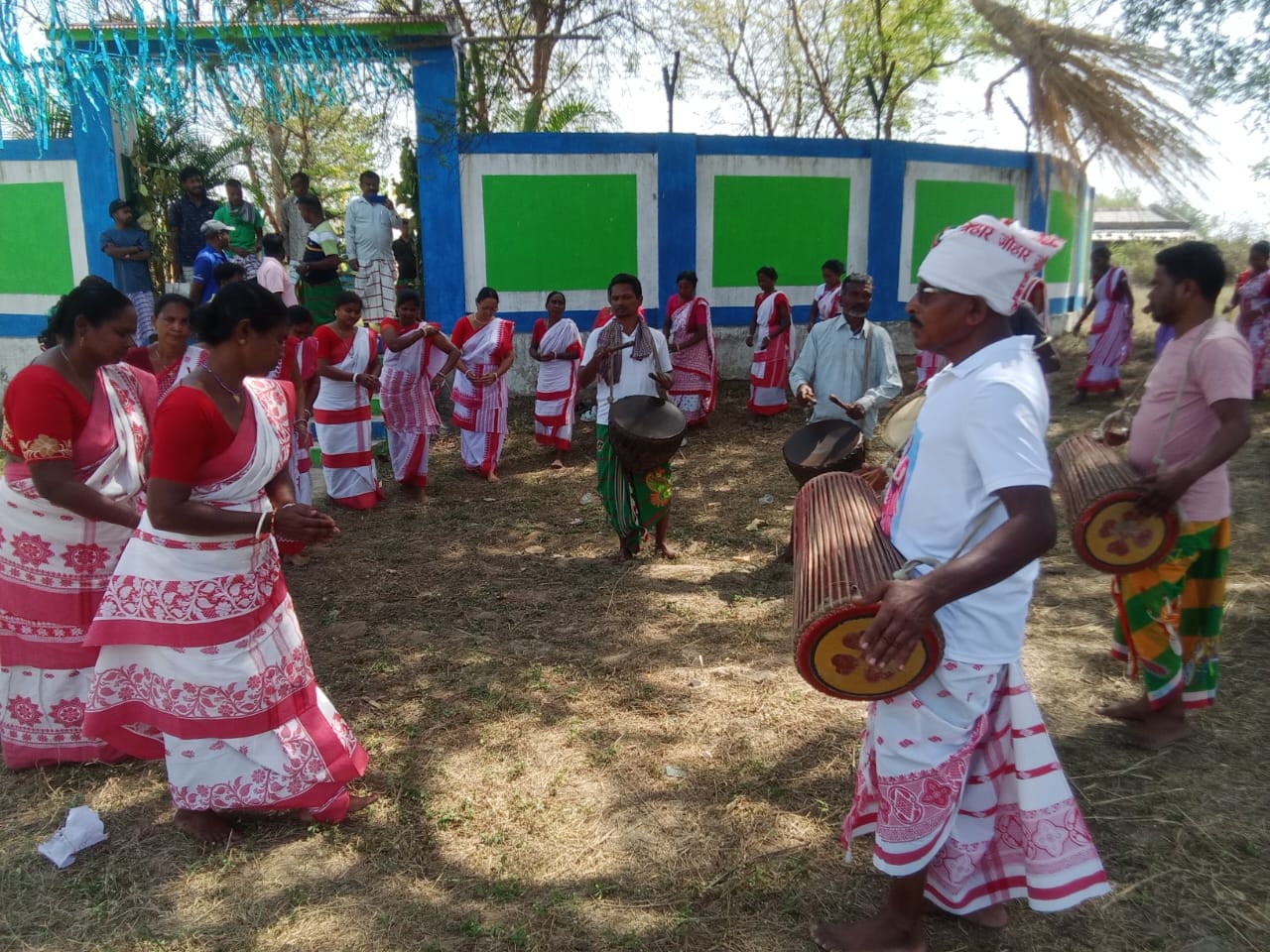 Jadugora: बाहा नृत्य और गीत से महका जादूगोड़ा, आदिवासी समुदाय के रीति-रिवाजों का जश्न