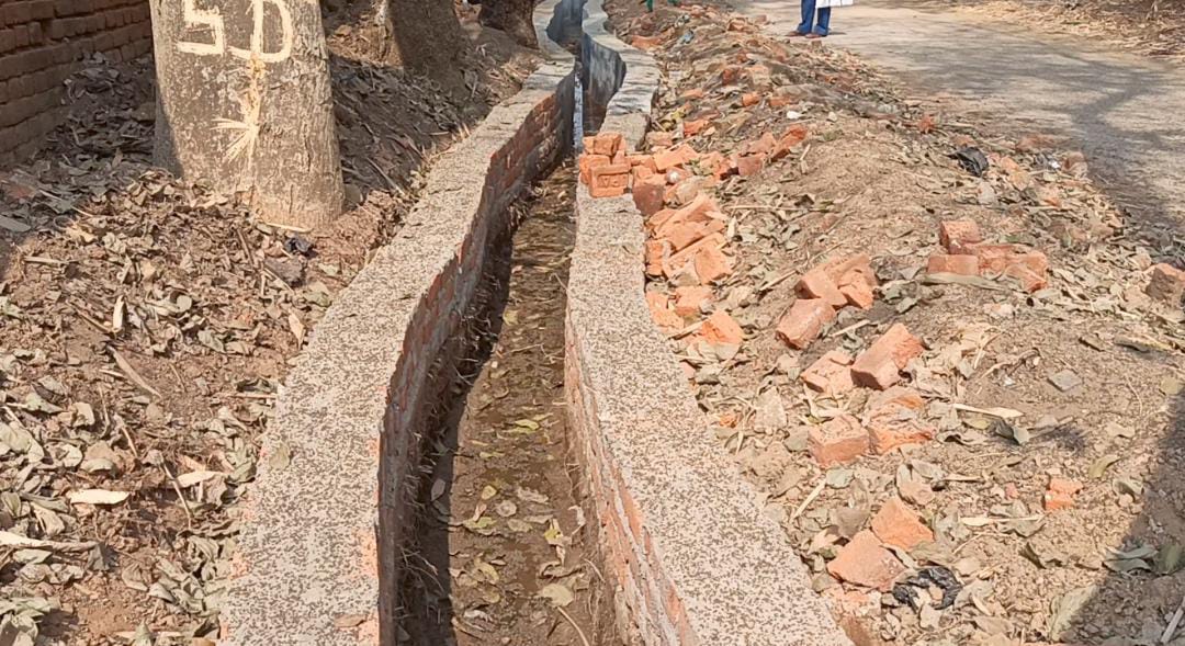 देवघर : नाला निर्माण में अनियमितता, जांच का निर्देश