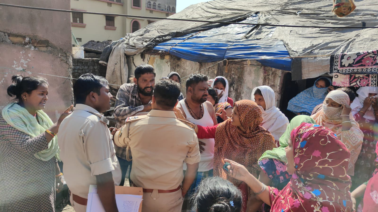 jashedpur : बर्मामाइंस में विवाद के बाद शाहरुख के घर में पुलिस ने चलाया सर्च ऑपरेशन, घर से गोली मिलने पर परिजनों ने किया हंगामा