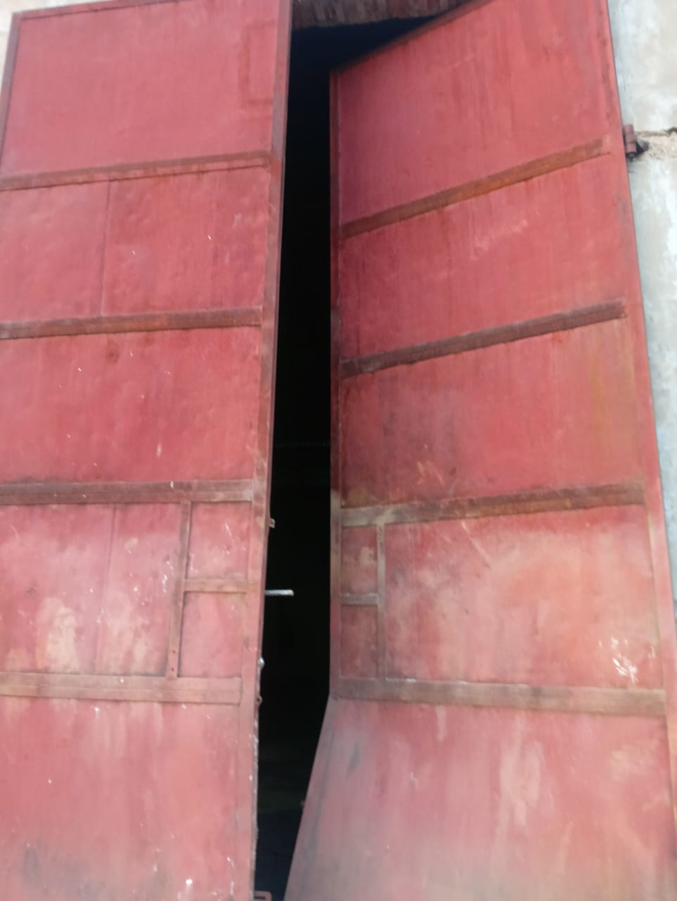 Chakuliya : हरिनिया में हाथियों ने एसएफसी गोदाम का गेट तोड़ कर पांच बोरी चावल खाया और बर्बाद किया