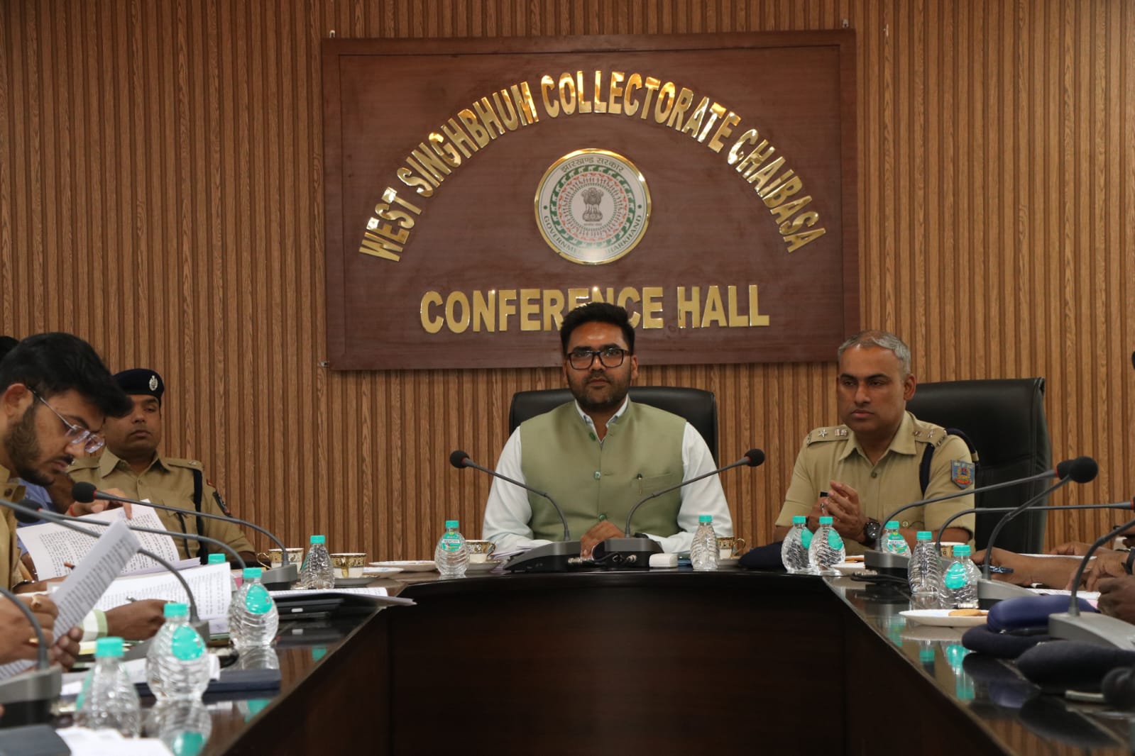 Chaibasa : होली और रमजान पर विधि-व्यवस्था को लेकर कर डीसी एसपी ने की बैठक