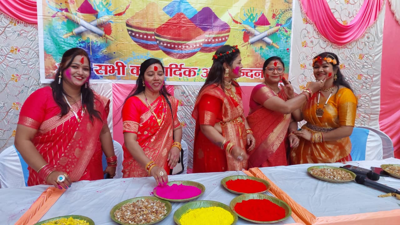 Deoghar : बरनवाल सेवा सदन में होली मिलन समारोह का आयोजन, पारंपरिक गीतों पर महिलाएं झूमी