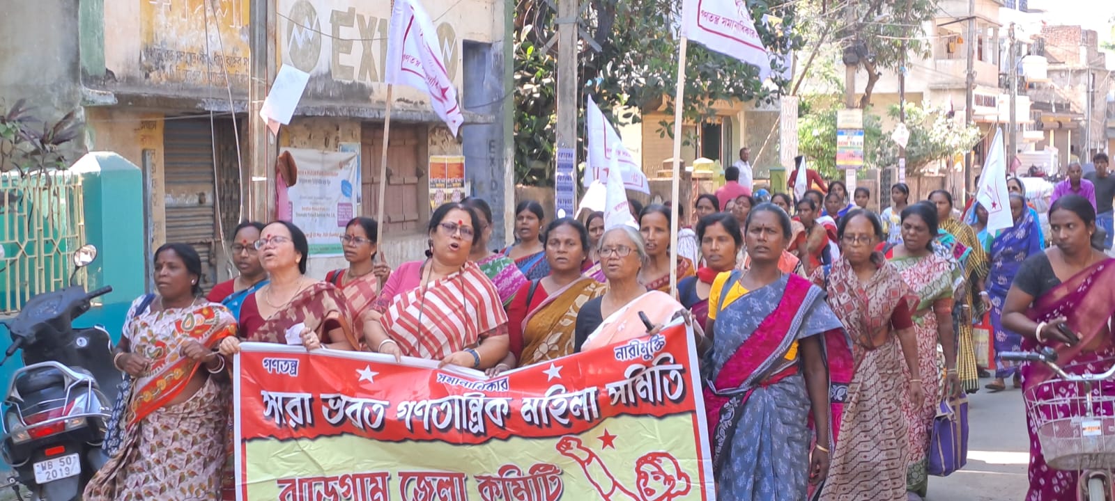 West Bengal: राज्य भर के शैक्षणिक संस्थानों में तृणमूल की गुंडागर्दी के विरोध में महिला संघठन ने निकाला जुलूस