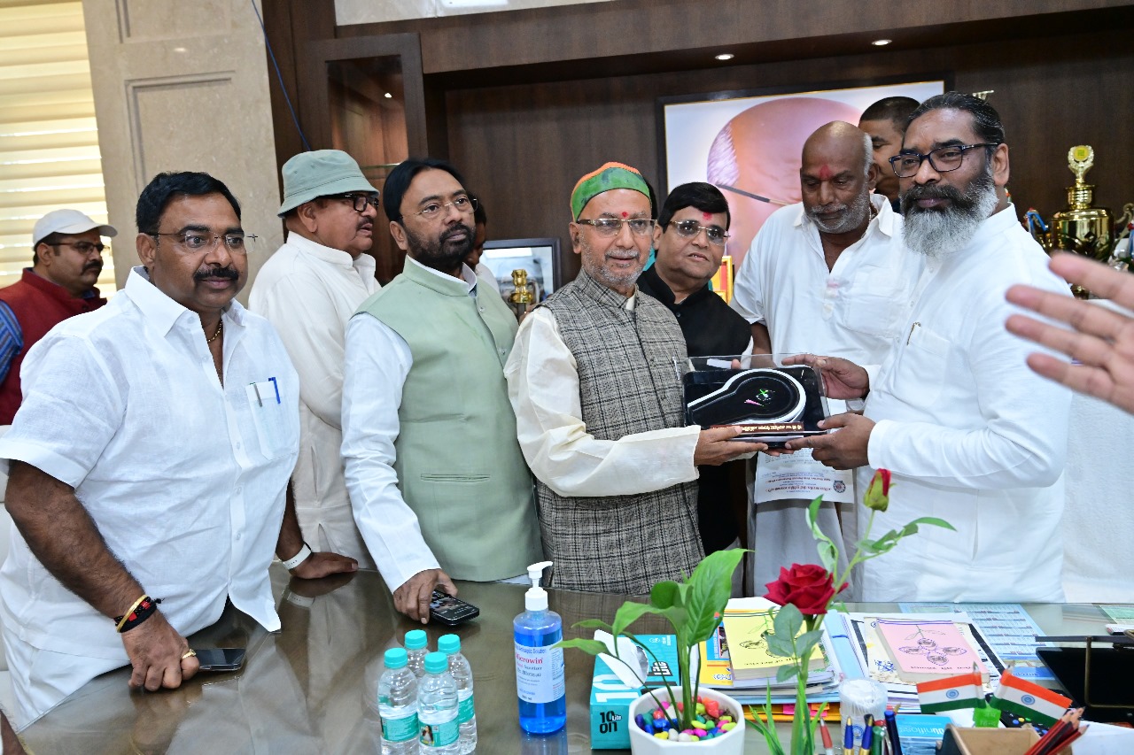 Deoghar: मुख्यमंत्री से मिले विनोद द्वारी और दुर्लभ मिश्र, बाबा मंदिर के समस्या से कराया अवगत