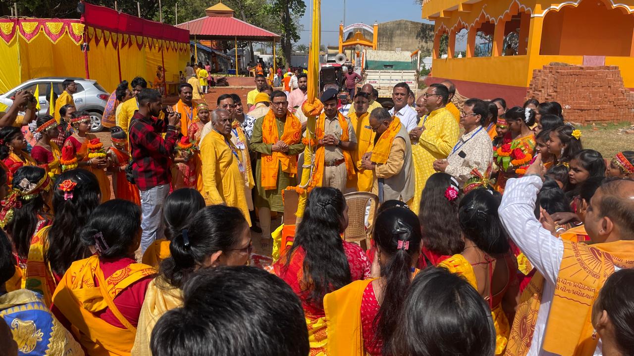 Chakulia : गायत्री शक्तिपीठ में तीन दिवसीय प्राण प्रतिष्ठा समारोह शुरू, मंगल कलश यात्रा निकाली गई