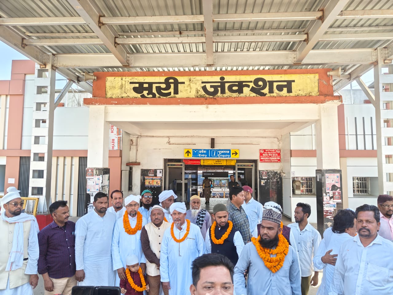 Muri : मक्का मदीना के जियारत से लौटे तीर्थ यात्री का मुरी स्टेशन पर भव्य स्वागत