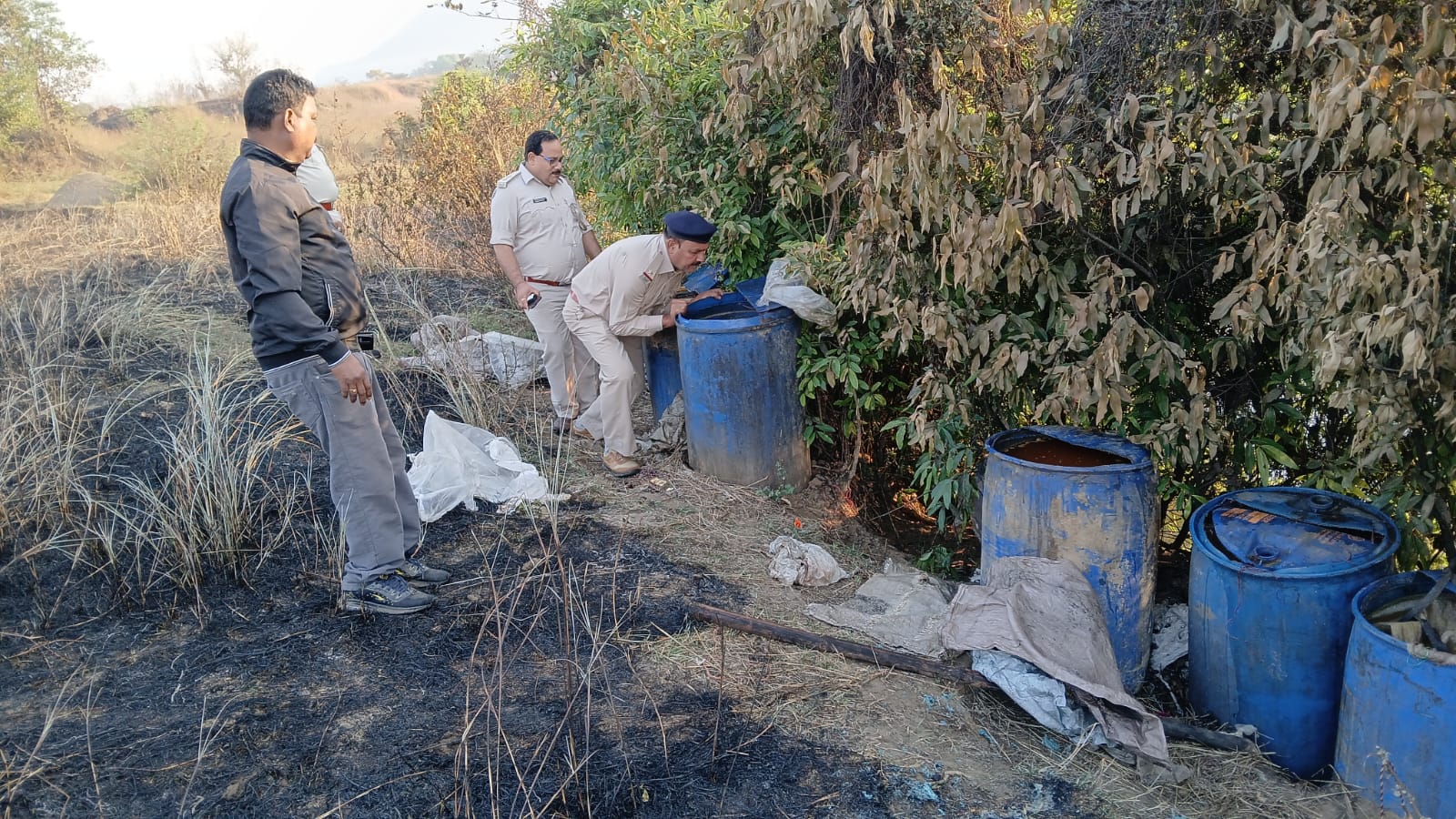 Jamshedpur: अवैध शराब व्यापार पर बड़ा वार, 210 लीटर शराब जब्त – देखें Video
