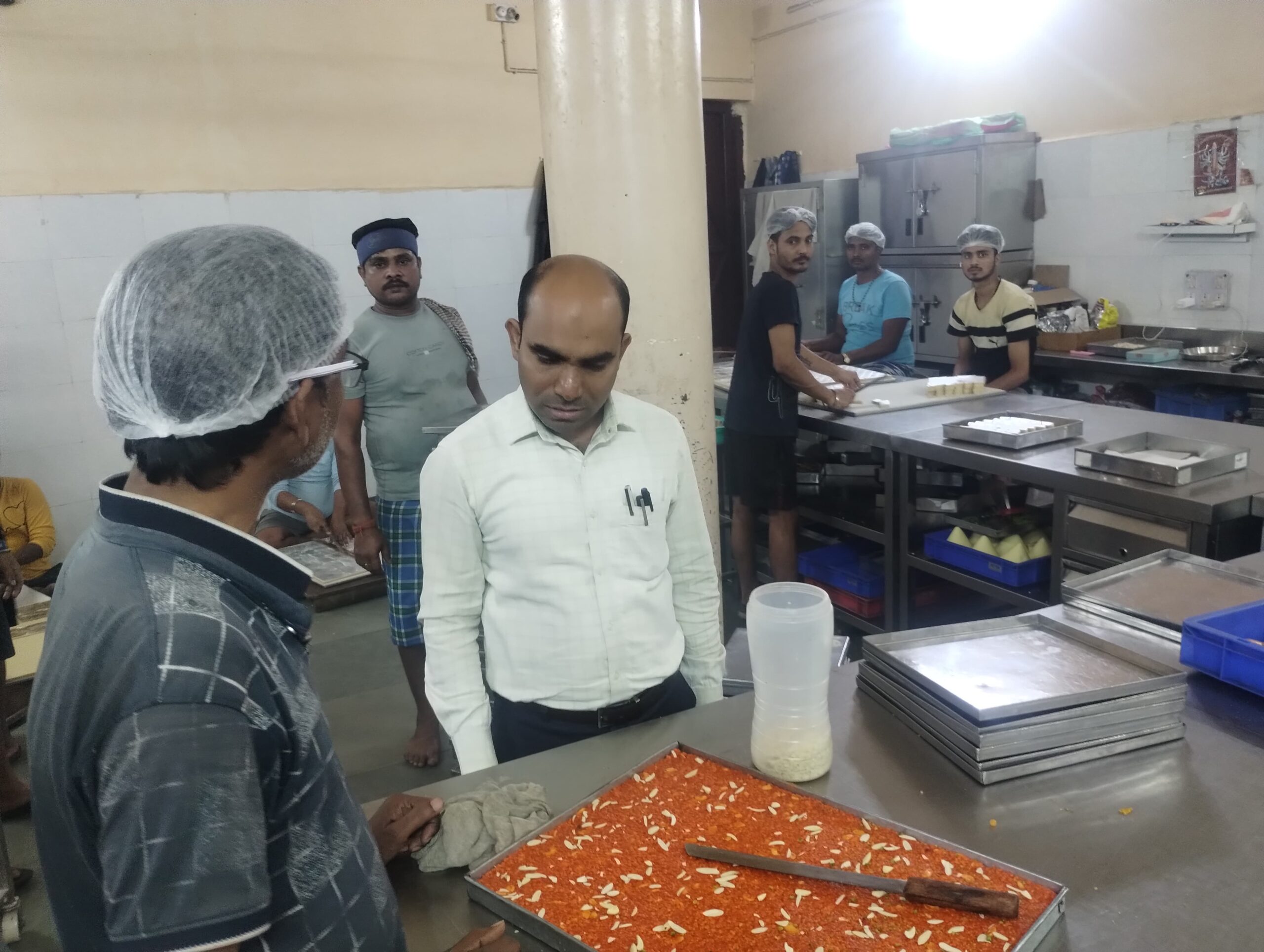 Jamshedpur : खाद्य सुरक्षा को लेकर चला अभियान, जांच के लिए फूड सैंपल रांची  भेजा गया