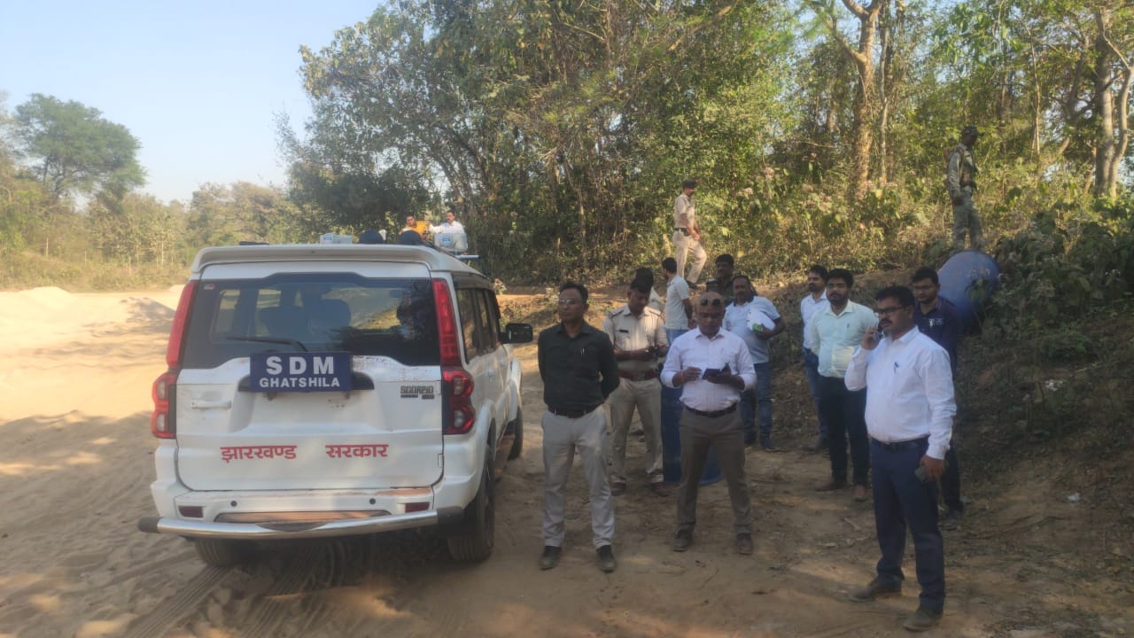 Bahragora: बहरागोड़ा में बर्नीपाल बालू घाट का निरीक्षण, अवैध खनन की जांच शुरू