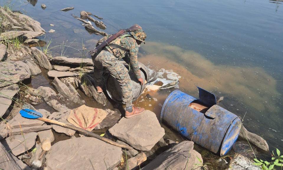 Saraikela: अवैध शराब के खिलाफ कार्रवाई, 250 किलोग्राम महुआ और 20 लीटर शराब जब्त