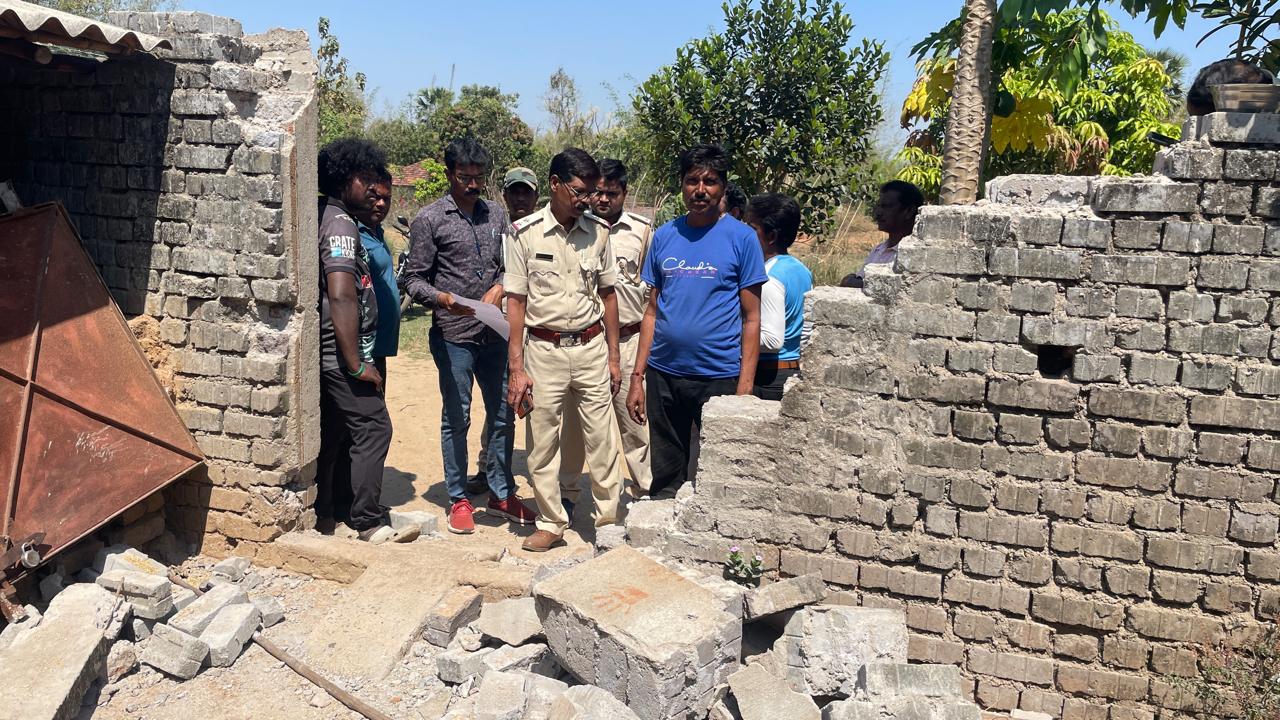 Chakulia: हाथी के उत्पात से ग्रामीणों में रोष, वन कर्मियों को पांच घंटे तक बनाया बंधक