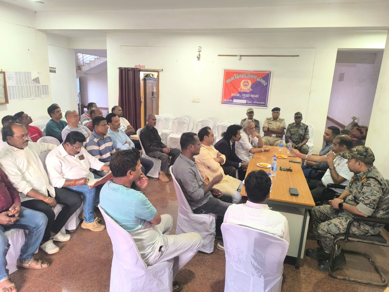 West Singhbhum: गुवा थाना परिसर में होली मिलन समारोह सह शांति समिति की बैठक आयोजित