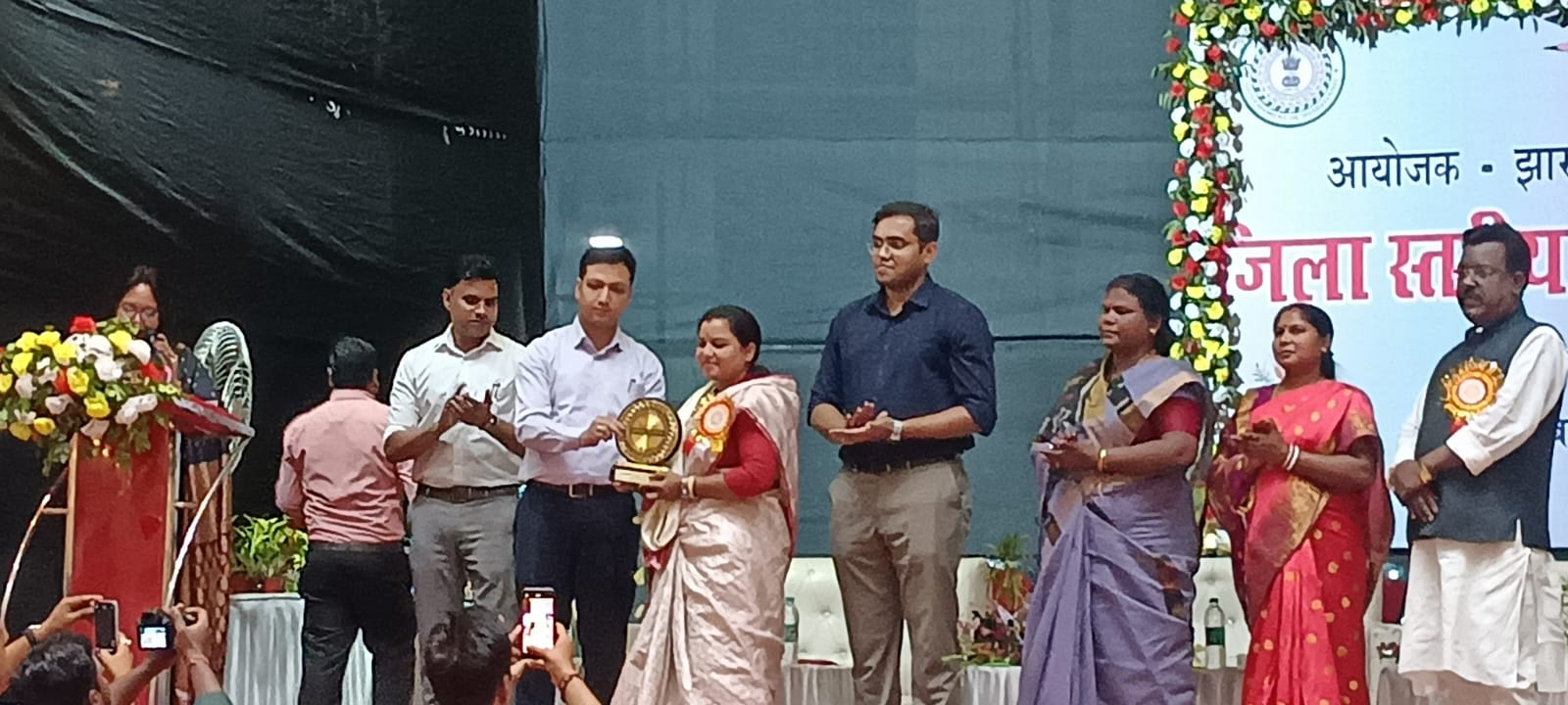 Potka: ड्रॉपआउट बच्चों को विद्यालय से जोड़ने एवं शिक्षा व्यवस्था में सुधार लाने हेतु मुखिया देवी कुमारी और अभिषेक सरदार सम्मानित