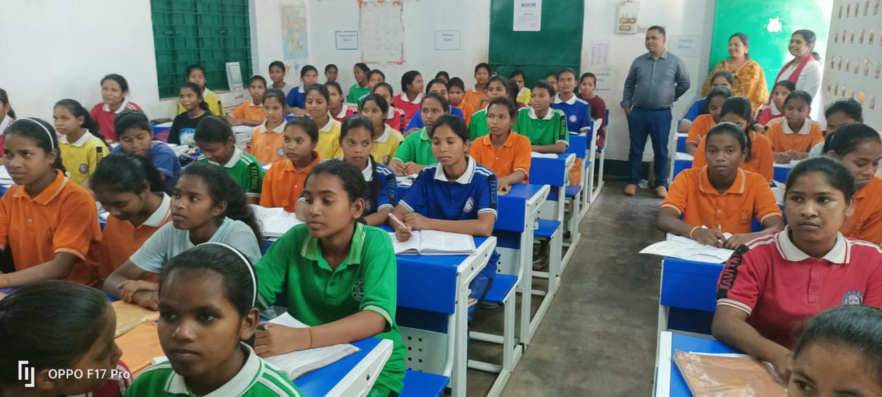 Chaibasa: नोवामुंडी कस्तूरबा विद्यालय का औचक निरीक्षण, अधिकारी संतुष्ट