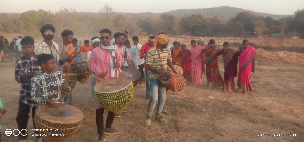 Chaibasa: मागे पर्व में ग्रामीणों ने की सुख-शांति की कामना