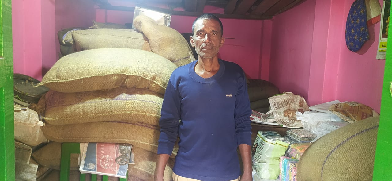 Gua : राशन दुकान में चोरी, वेट मशीन व गल्ले में रखा नगद 2 हजार रुपया गायब