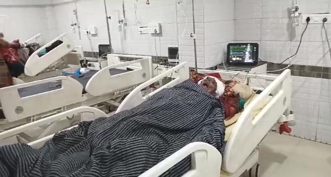 Deoghar : लूटपाट का विरोध करने पर दुकानदार पर अपराधियों ने कुल्हाड़ी से किया हमला, हालत नाजुक