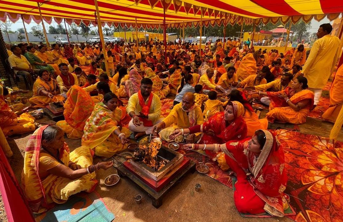 Chakulia : प्राण प्रतिष्ठा समारोह के दूसरे दिन गायत्री शक्तिपीठ में 24 कुंडीय गायत्री महायज्ञ आयोजित