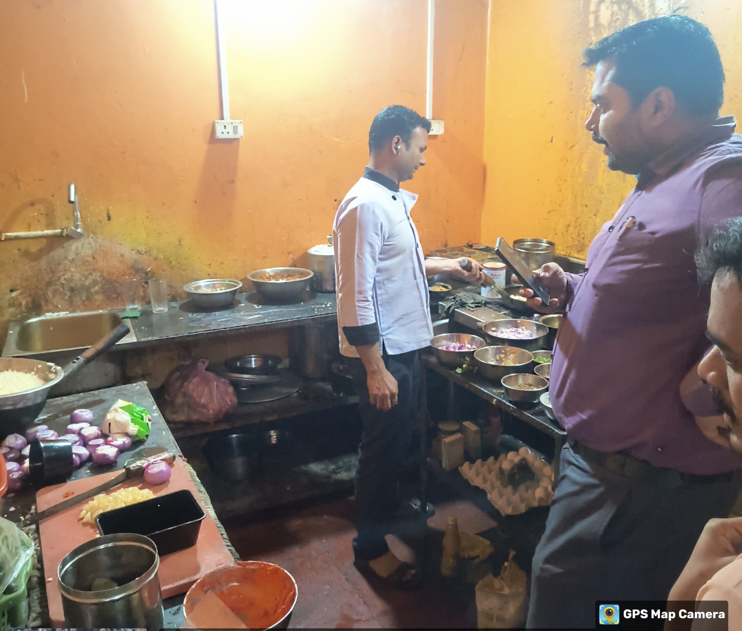 Chaibasa: होली और रमज़ान के मद्देनजर खाद्य पदार्थों का हुआ निरीक्षण, 3 दुकानों पर लगा जुर्माना