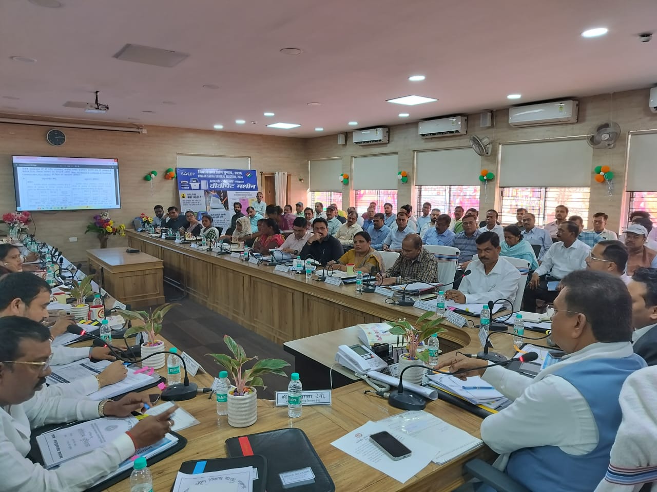 Ramgarh: हजारीबाग सांसद की अध्यक्षता में बैठक, जलापूर्ति और सड़क सुरक्षा पर महत्वपूर्ण निर्देश