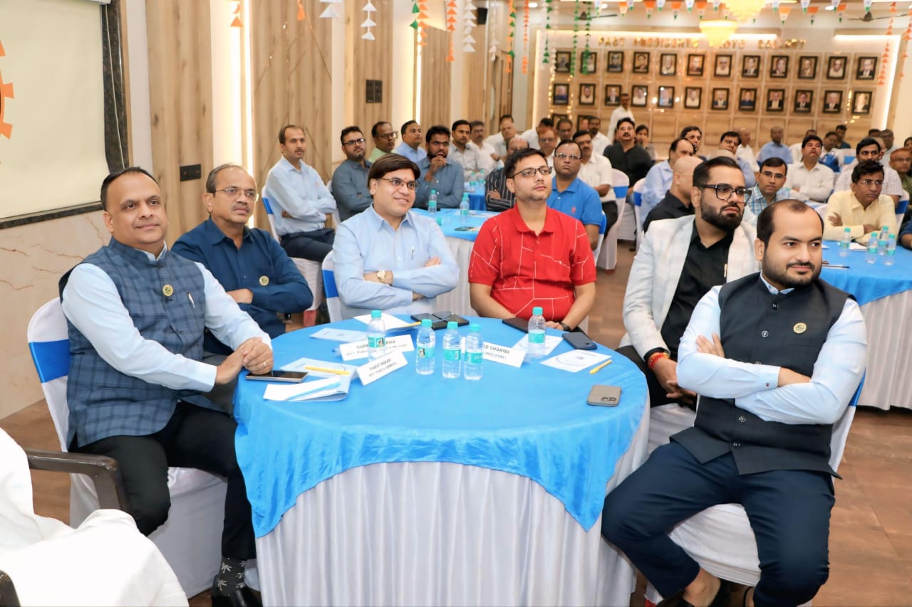 Jamshedpur: Singhbhum Chamber के पोस्ट बजट सेमिनार में कोलकाता से आये विशेषज्ञ ने साझा की महत्वपूर्ण वित्तीय जानकारी