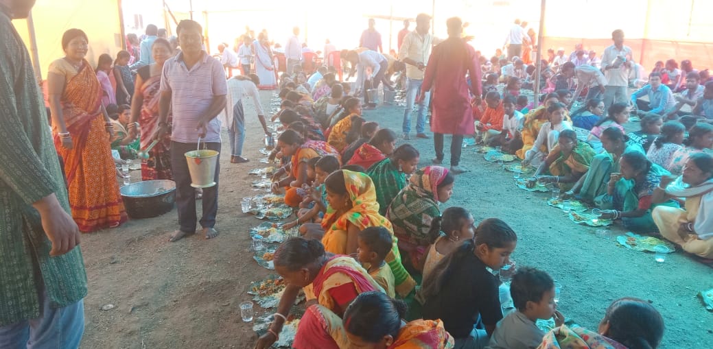 Gamharia : स्वामी निगमानंद सरस्वती का चार दिवसीय 25वां भक्त सम्मेलन के अंतिम दिन भंडारा आयोजित