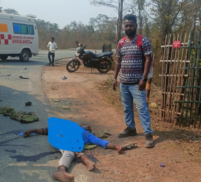 Chaibasa : हाइवा की चपेट में आने से बाइक सवार तीन लोग घायल, इलाज के दौरान युवक की मौत