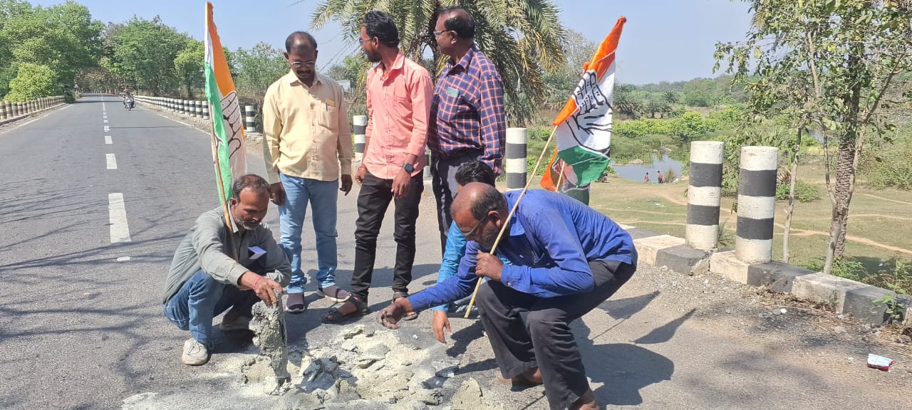 Potka: सड़क मरम्मत में करोड़ों का घोटाला, कांग्रेसियों ने रैली निकालकर किया प्रदर्शन