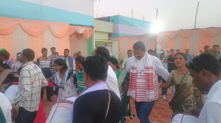 West Singhbhum: जगन्नाथपुर विधायक सोनाराम सिंकू माघे पर्व में सामूहिक नृत्य में हुए शामिल