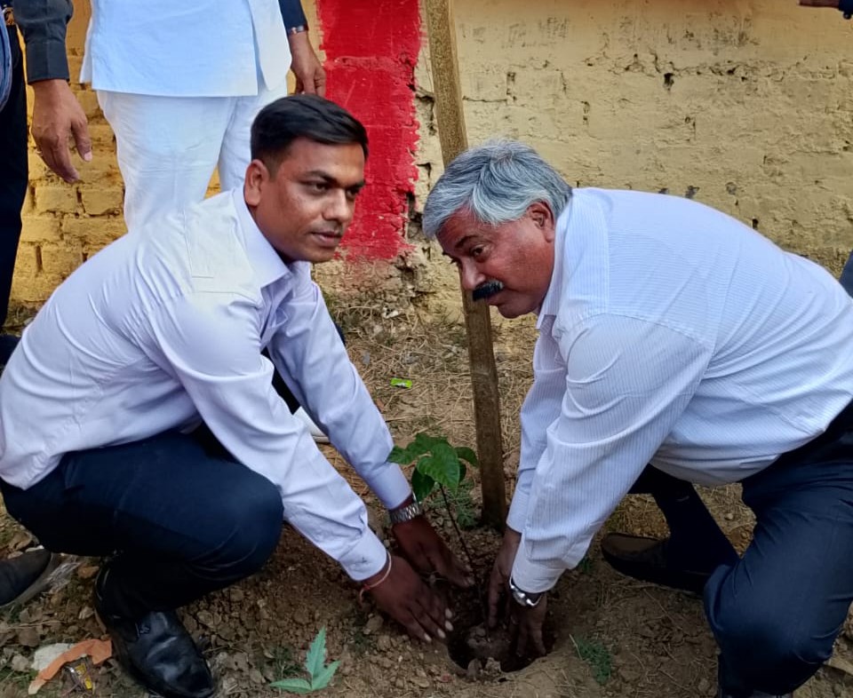 Jamshedpur: ‘एक पेड़ मां के नाम’ अभियान के तहत ज्ञान गंगा पब्लिक स्कूल के प्रांगण में पौधारोपण का आयोजन