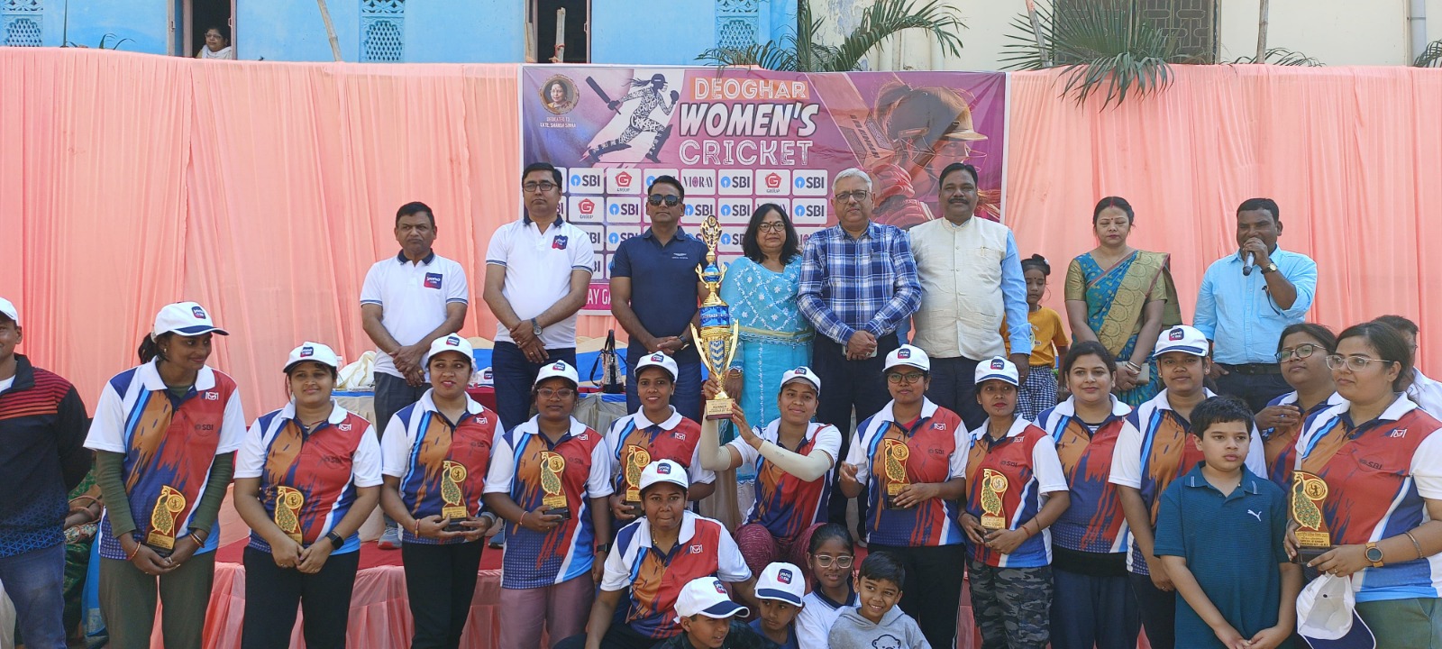 Deoghar: महिला दिवस के अवसर पर फैंसी क्रिकेट प्रतियोगिता का आयोजन, एम्स की टीम ने जीता खिताब