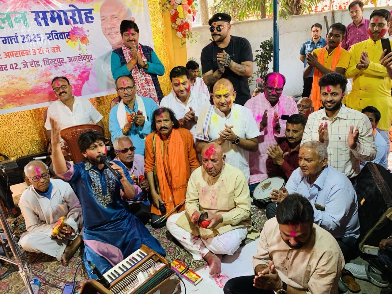 Jamshedpur: सियासी बंधन को तोड़कर, सरयू राय के होली मिलन समारोह में जुटे नेता और कार्यकर्ता