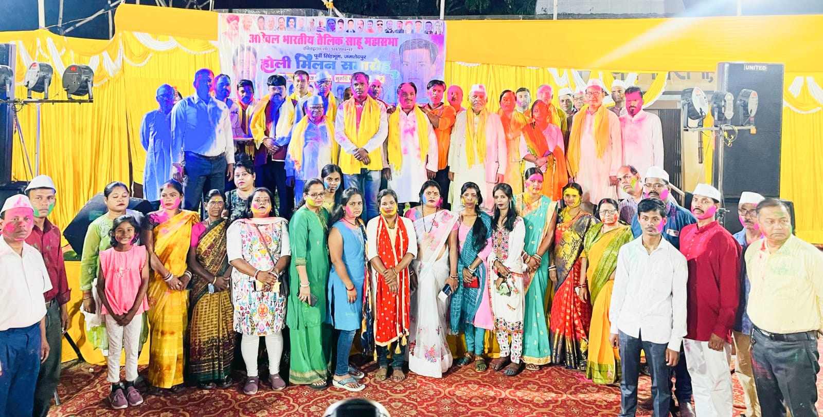Jamshedpur: अबीर-गुलाल में रंगी तैलिक साहू महासभा की होली, संगीत पर थिरके लोग