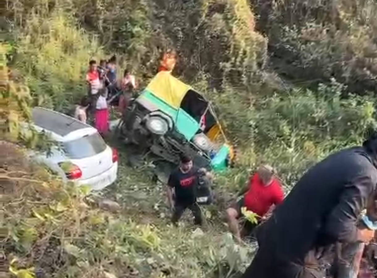 Jamshedpur : डिमना में कार और ऑटो में टक्कर, खाई में गिरे दोनों वाहन, कई घायल